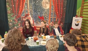 Więcej o: 🎄✨ „Święta to czas bycia razem — rozmów, uśmiechu  i wspólnego kolędowania.” ✨🎄