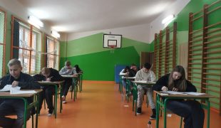 Więcej o: Ósmoklasiści zmierzyli się z próbnym egzaminem
